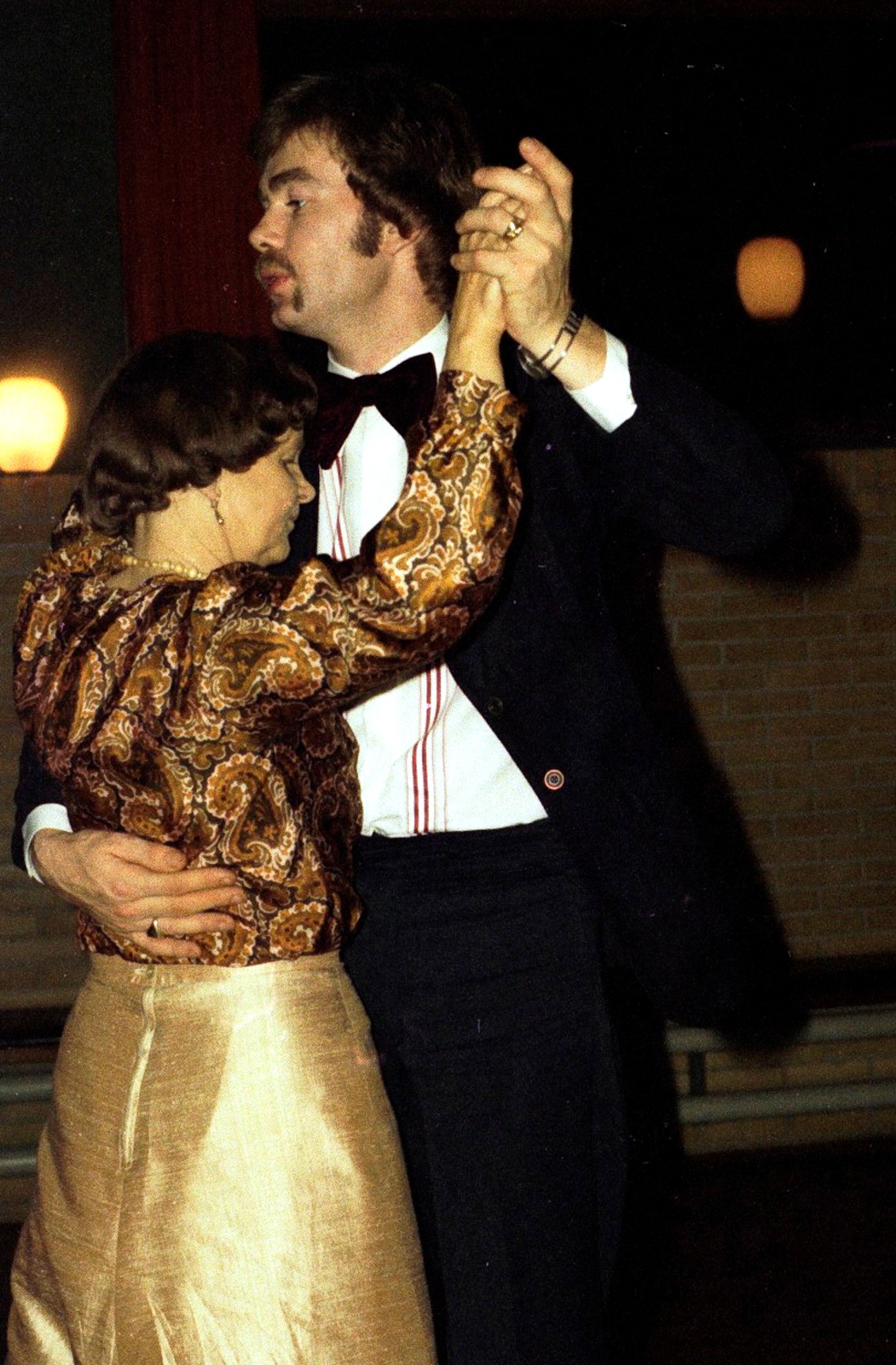 Peder danser med mor